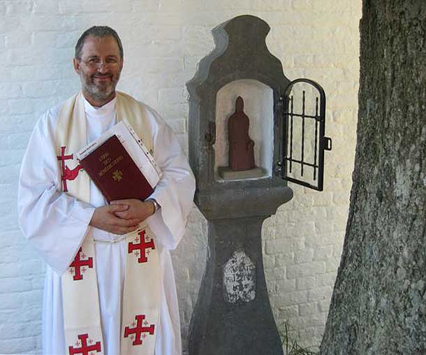 Notre curé Jeanjean auprès de la potale