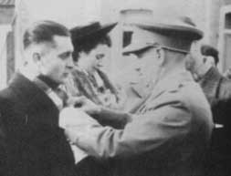 Joseph Sibille décoré par le major Dereine à Fraire en 1949