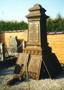 tombe des Latour en 2000