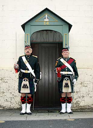 L'entrée bien gardée de la salle