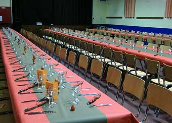 Samedi soir : les tables sont prêtes.