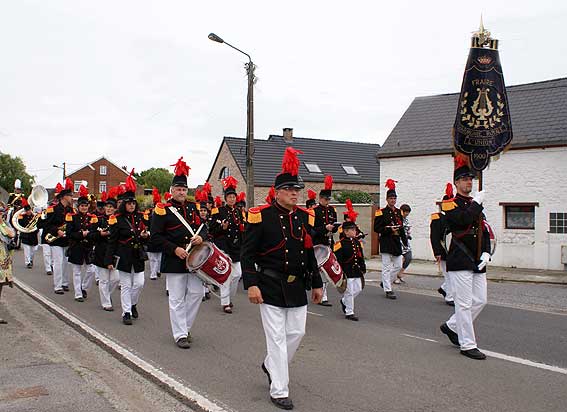 Défilé dans le village