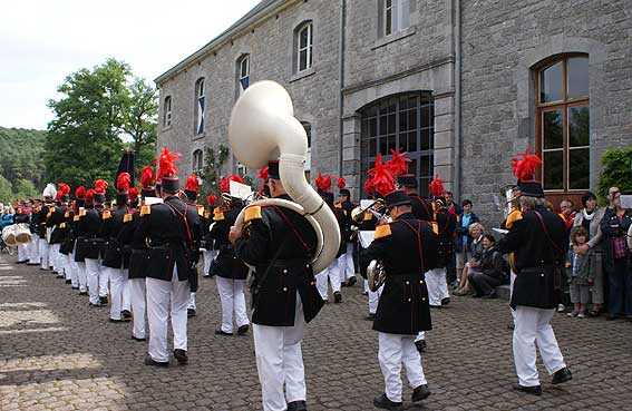Dans la cour du château d'Acoz